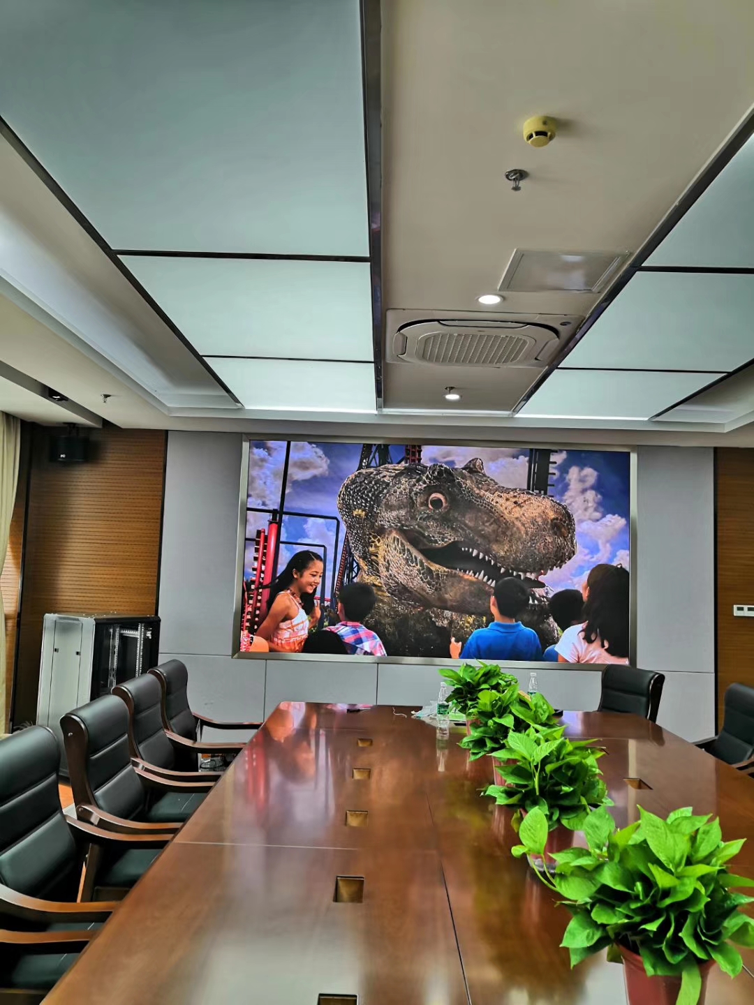 無錫空港產(chǎn)業(yè)園四樓會議室全彩顯示屏