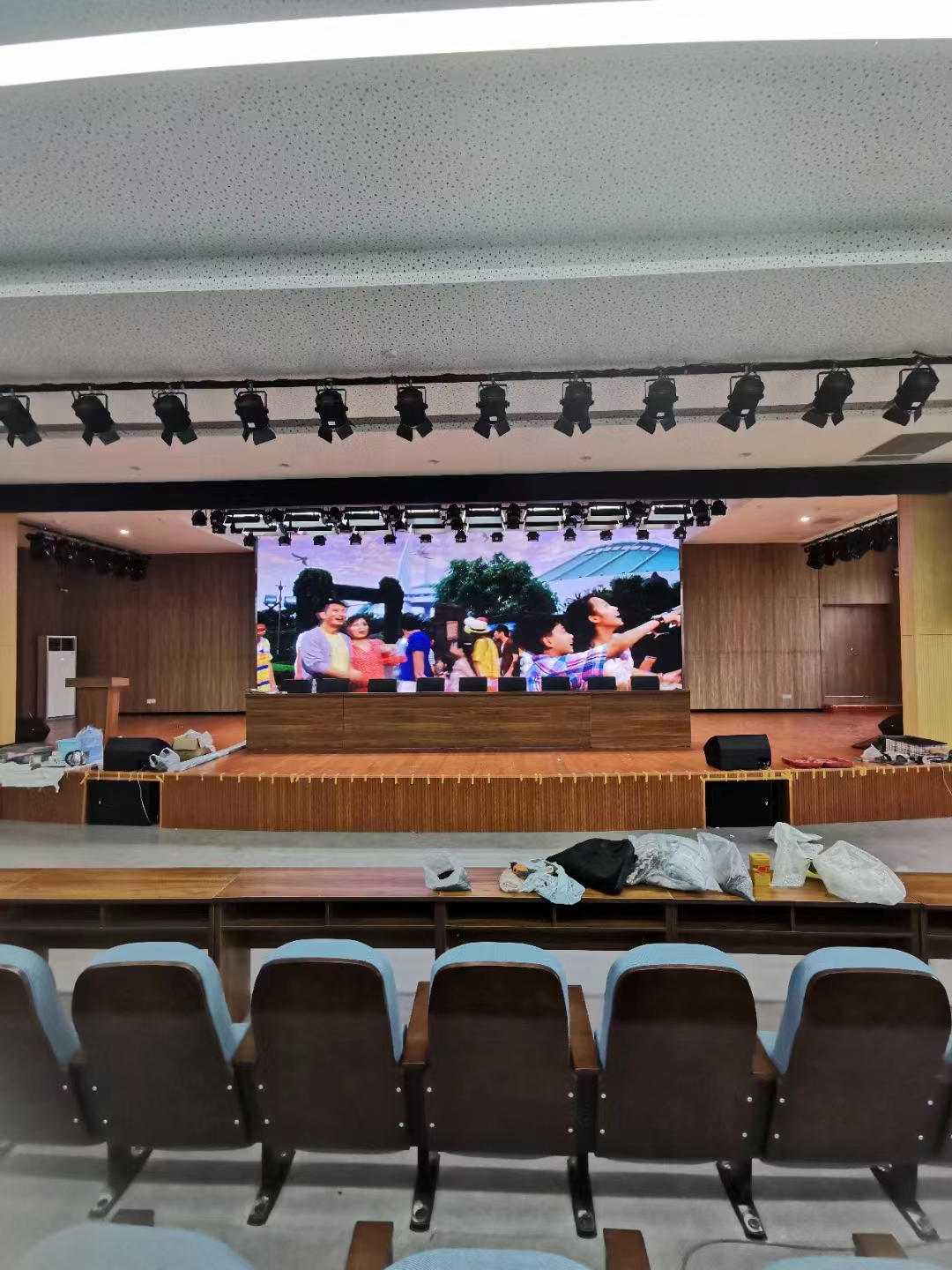 無錫平湖城小學報告廳室內全彩顯示屏