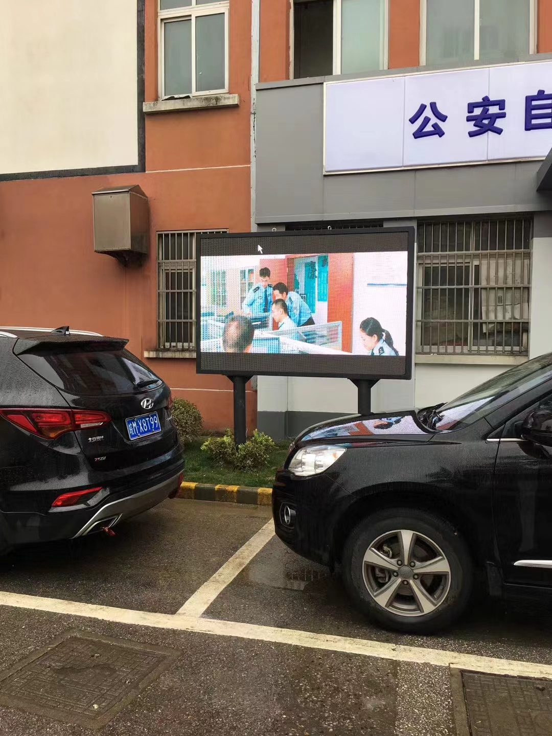 無錫凱利公社警務(wù)站戶外全彩顯示屏